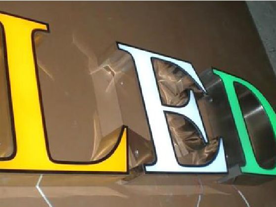 宾川介绍LED招牌的基础知识。